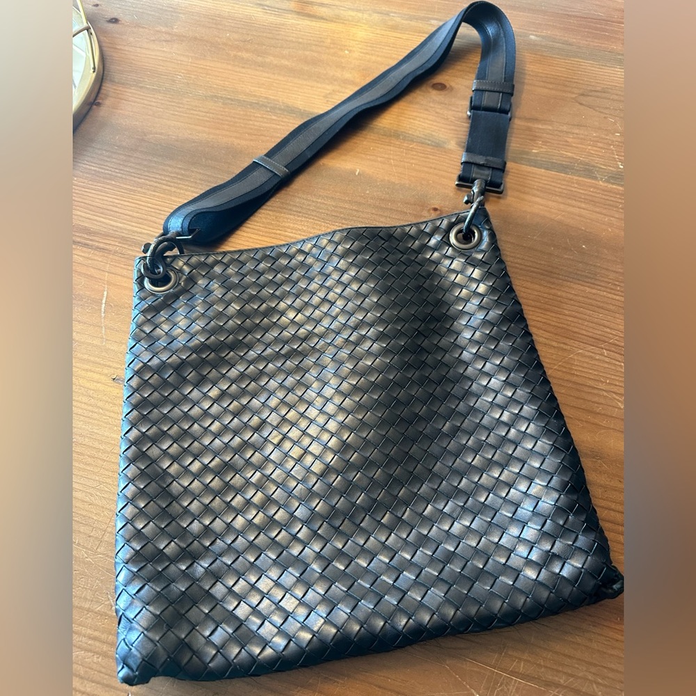 BOTTEGA VENETA messenger/crossbody bag. Beautiful preloved bag!